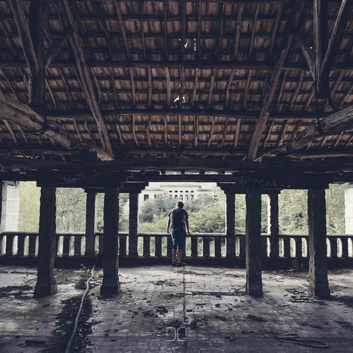 casa de ouedra en ruinas, estructura de madera