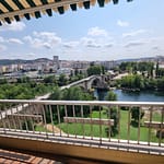 Vistas panorámicas al Puente Romano de Ourense desde la terraza reformada del Piso R